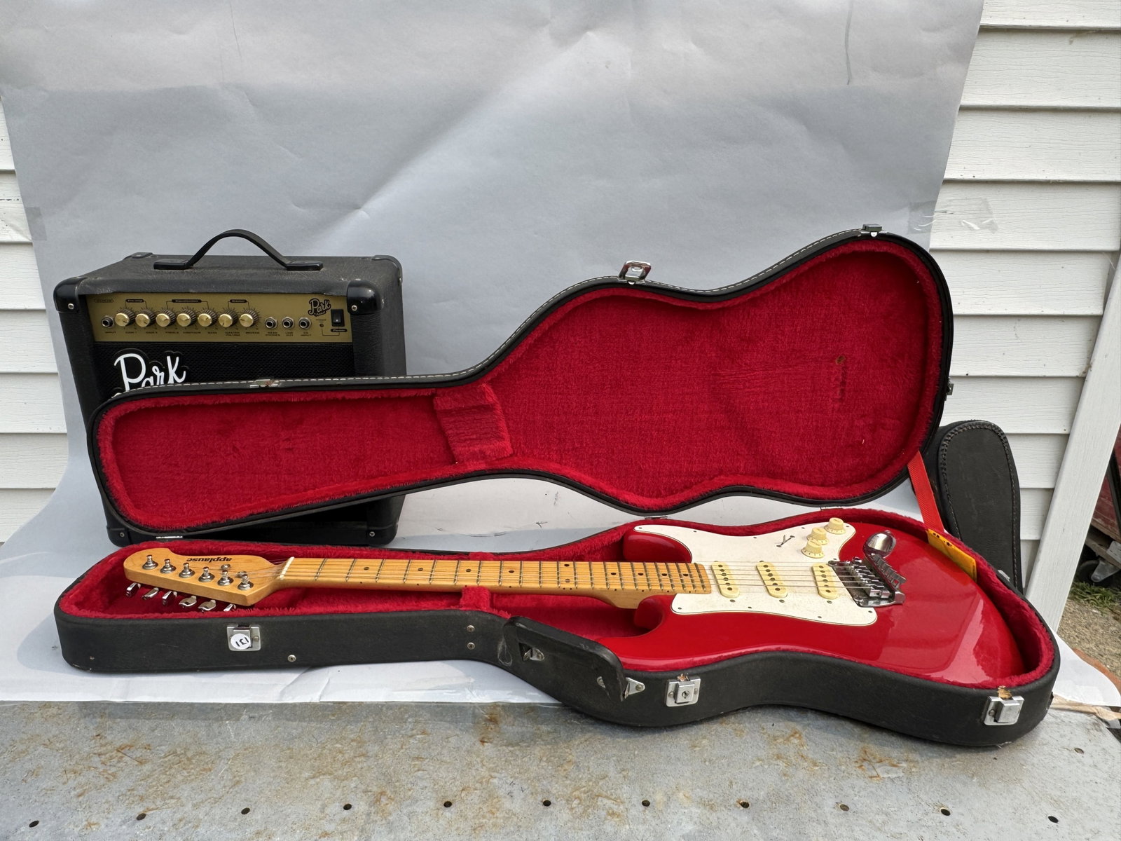 APPLAUSE FENDER STRATT COPY WITH A MARSHALL PARK AMP: APPLAUSE FENDER STRATT COPY WITH A MARSHALL PARK AMP