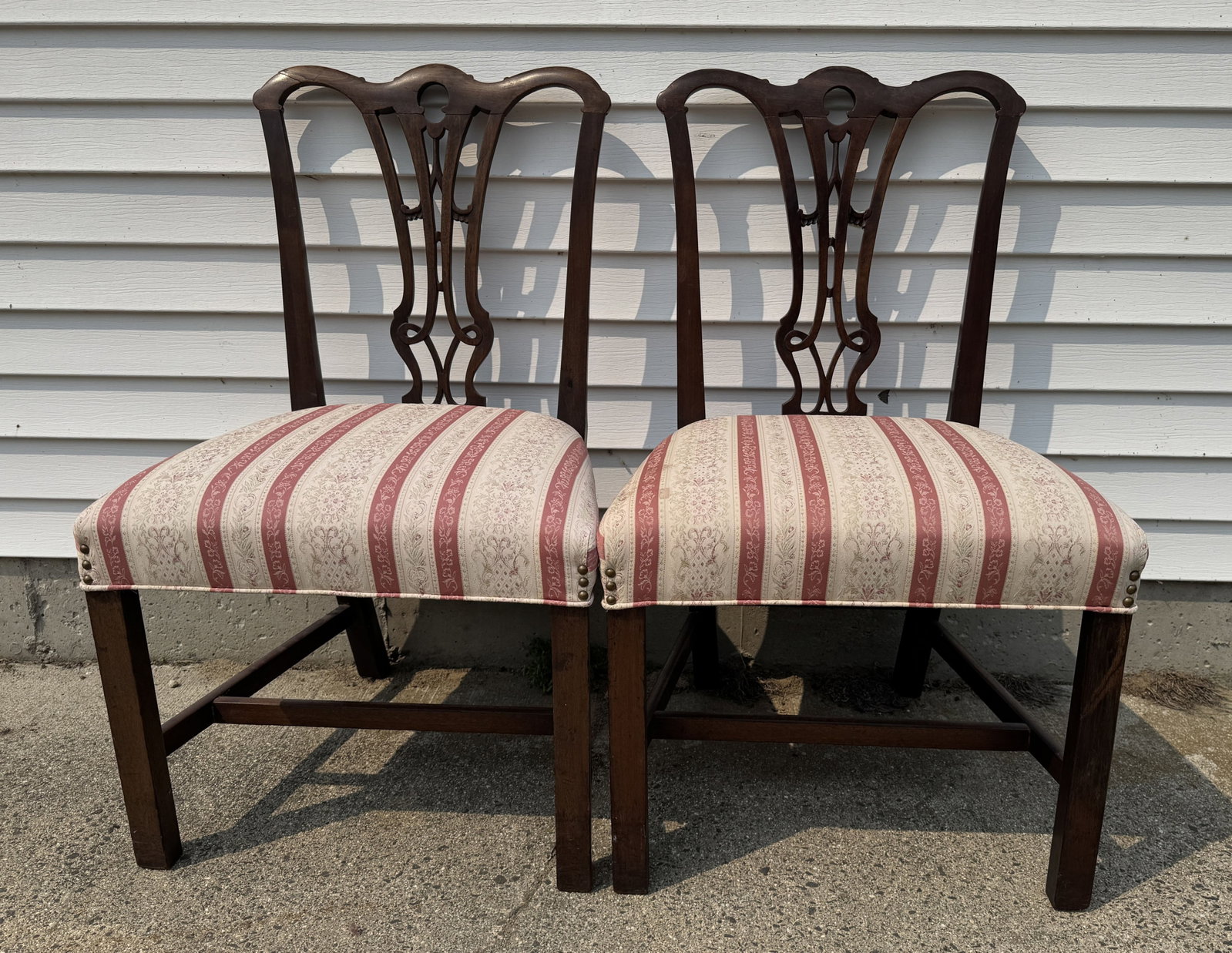 A PAIR OF EARLY AMERICAN CHIPPENDALE CHAIRS: A PAIR OF EARLY AMERICAN CHIPPENDALE CHAIRS