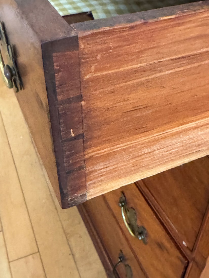 EARLY AMERICAN CHIPPENDALE BRACKET BASED CHEST - 3