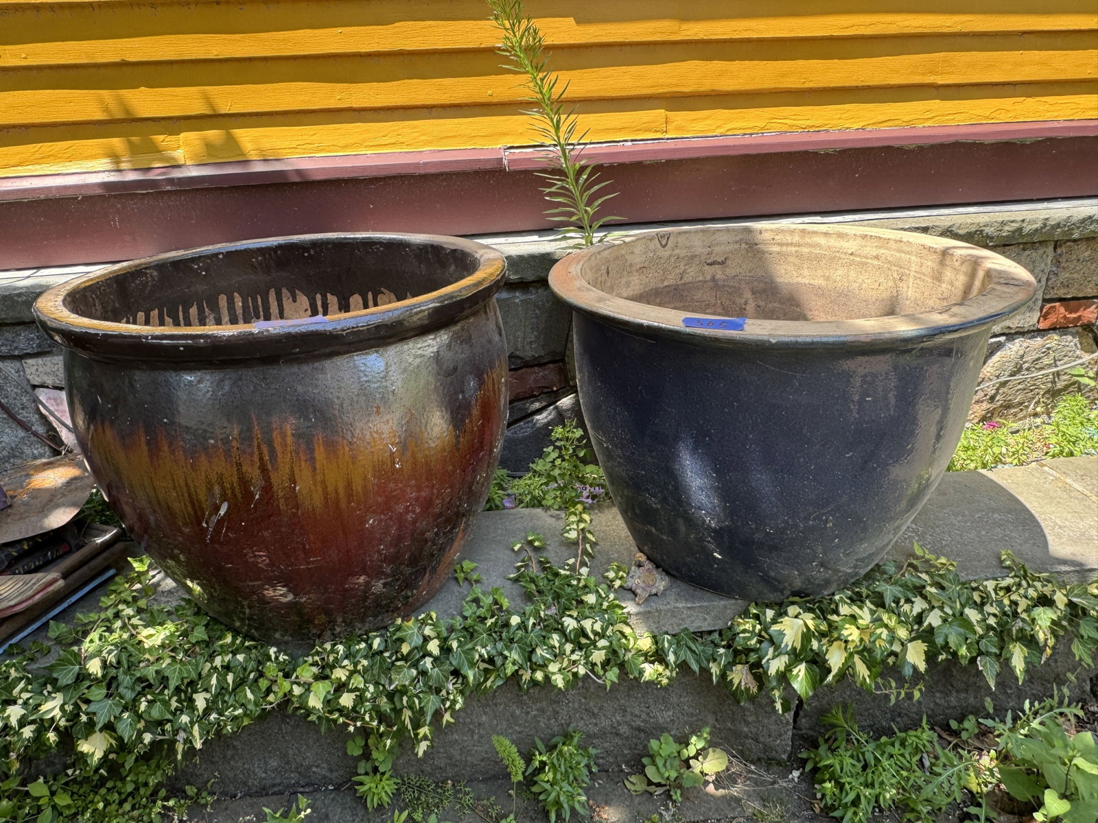 2 GARDEN POTS - 2