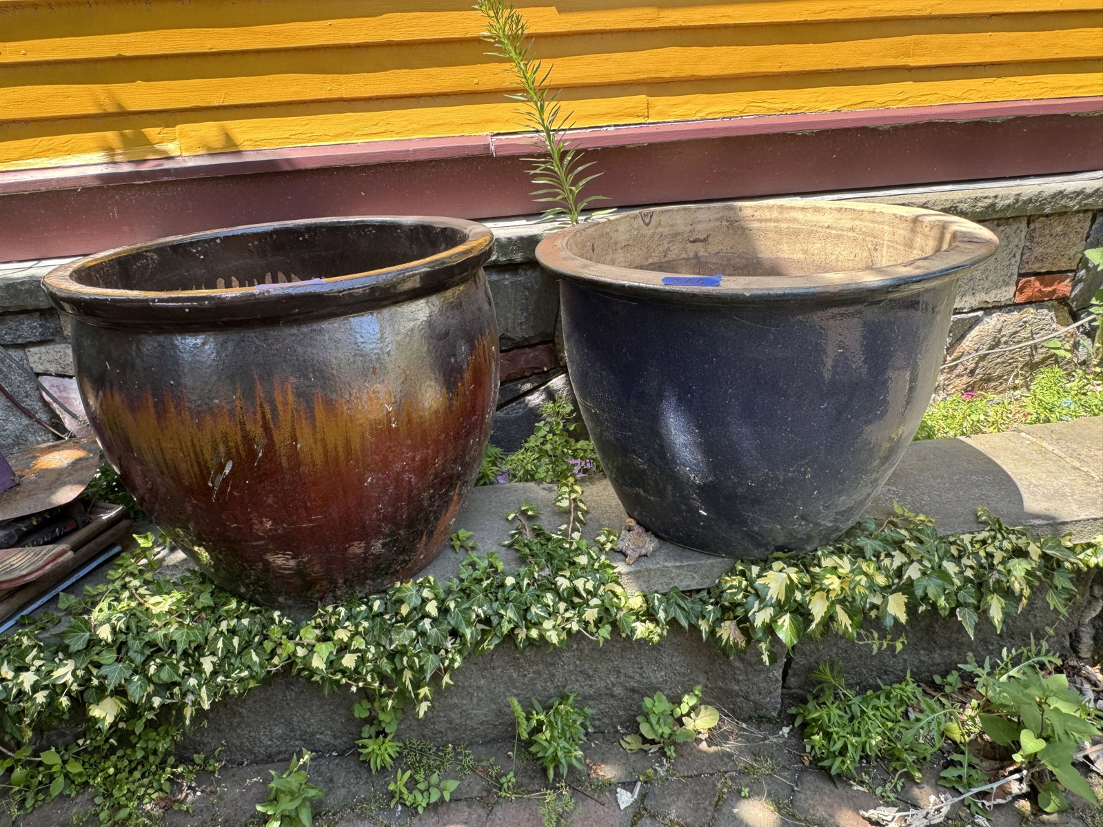 2 GARDEN POTS - 3