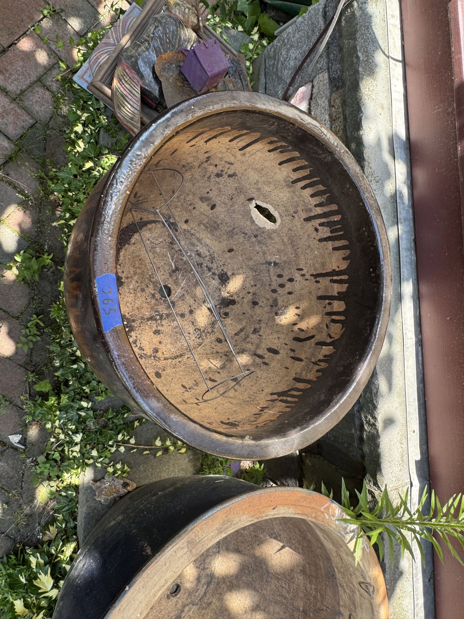 2 GARDEN POTS - 6