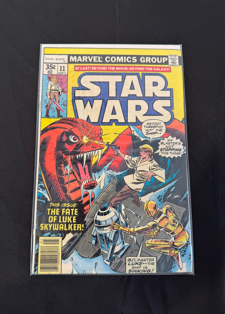 COMIC BOOK LOT INCLUDES STAR WARS AND DR. STRANGE - 3