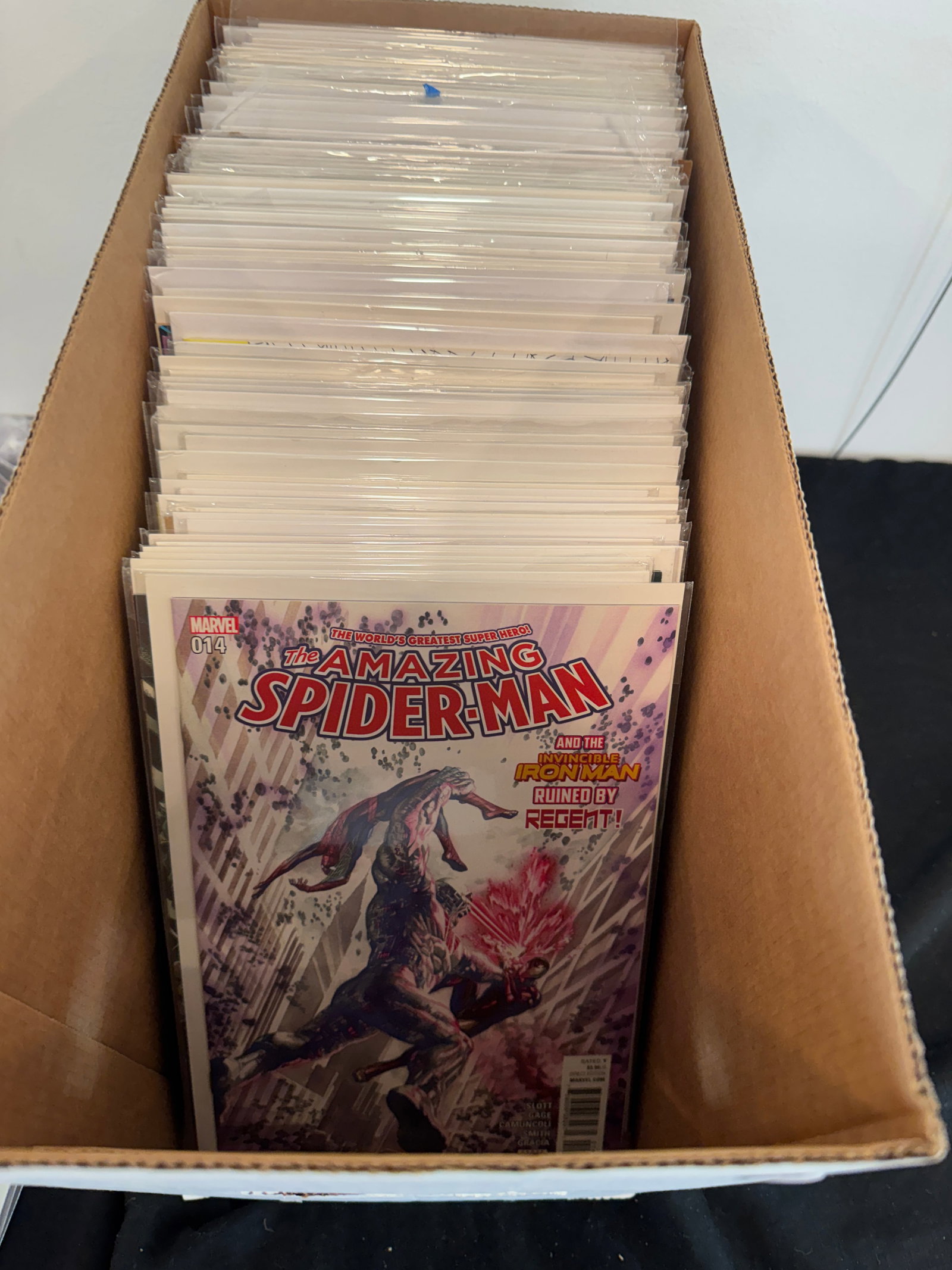 LARGE LOT OF SPIDERMAN RELATED COMIC BOOKS (1 of 2)