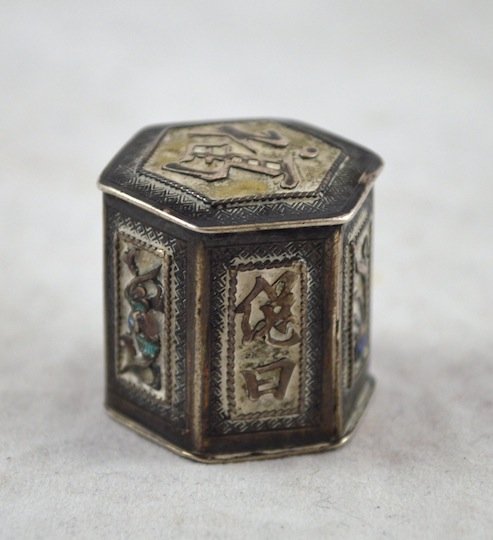Chinese Export Snuff Box 23.5 g: Chinese Export Snuff Box. 1'' x 1''. 23.5 g