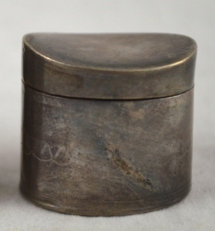 Early Hat Box Shaped Continental Silver Pill Box 14.5g: Early Hat Box Shaped Continental Silver Pill Box. 1 1/4'' x 1''/ 14.5 g