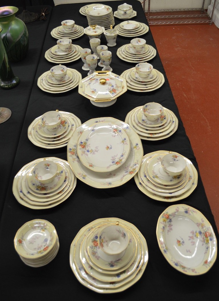92 Pcs. Theodore Haviland Dinner Service ''Jewel'': 92 Pcs. Theodore Haviland Dinner Service ''Jewel'' Pattern. Good condition.