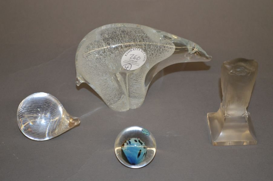 4 glass paperweights, costa hedgehog, calique eagle,: 4 glass paperweights, costa hedgehog, calique eagle, Josh Simpson marble