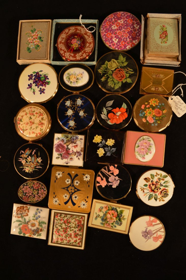 24 VINTAGE COMPACTS PAINTED AND ENAMELED: 24 VINTAGE COMPACTS PAINTED AND ENAMELED