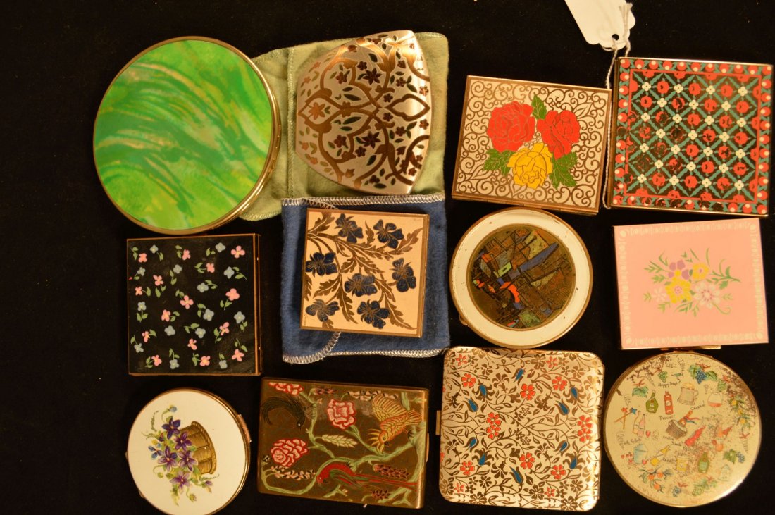 12 VINTAGE COMPACTS PAINTED AND ENAMELED: 12 VINTAGE COMPACTS PAINTED AND ENAMELED