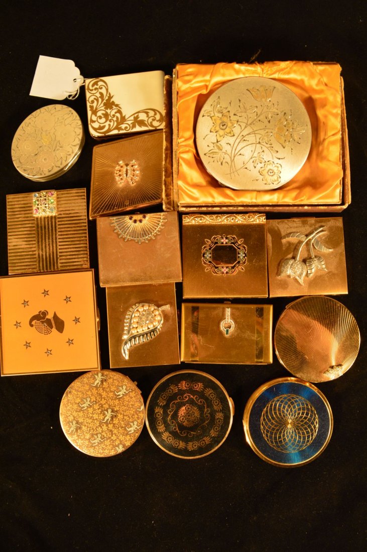 15 VINTAGE COMPACTS GOLD TONE JEWELED AND ENAMELED: 15 VINTAGE COMPACTS GOLD TONE JEWELED AND ENAMELED