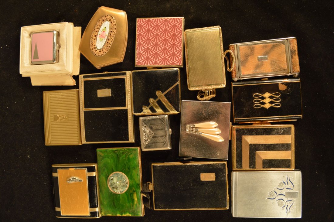 16 VINTAGE COMPACTS DECO AND ENAMELED, A GUILLOCHE: 16 VINTAGE COMPACTS DECO AND ENAMELED, A GUILLOCHE