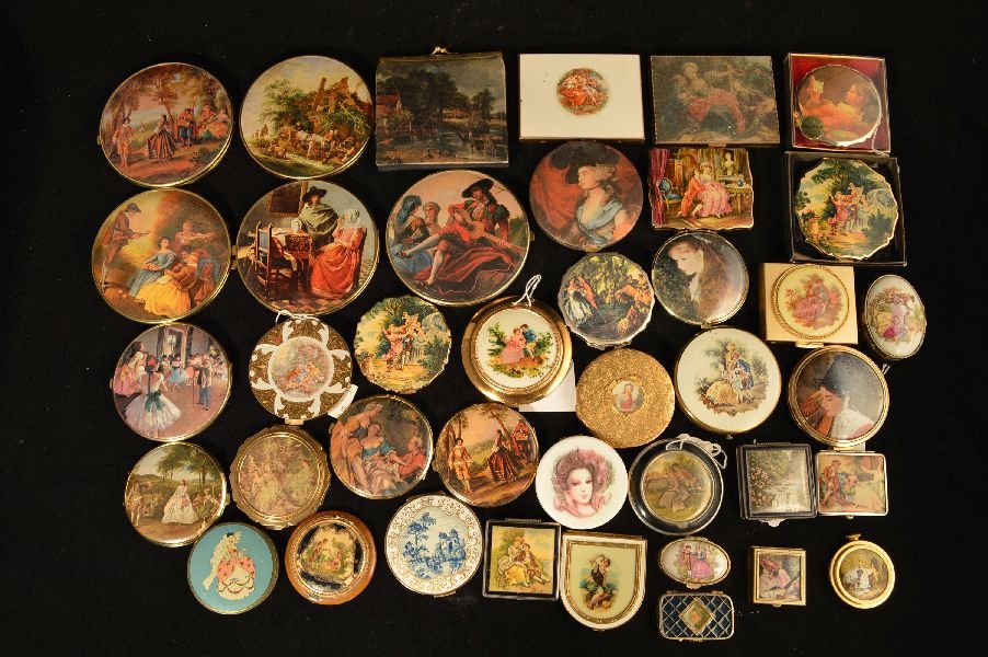 40 VINTAGE COMPACTS VICTORICAN LADIES ETC: 40 VINTAGE COMPACTS VICTORICAN LADIES ETC