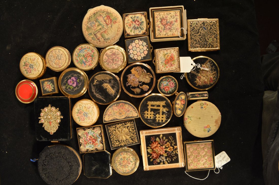 30 VINTAGE COMPACTS EMBROIDERED, CLOTH, BEADED, ETC: 30 VINTAGE COMPACTS EMBROIDERED, CLOTH, BEADED, ETC