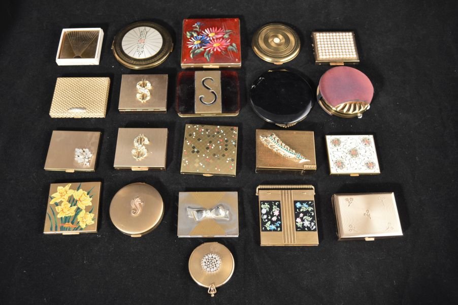 20 VINTAGE COMPACTS inc HAND PAINTED FLOWERS,: 20 VINTAGE COMPACTS inc HAND PAINTED FLOWERS, RHINESTONE, BRASS, ETC