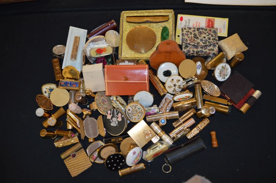 LOT OF VINTAGE LIPSTICKS & LIPSTICK COMPACTS, SOME: LOT OF VINTAGE LIPSTICKS & LIPSTICK COMPACTS, SOME STILL BOXED