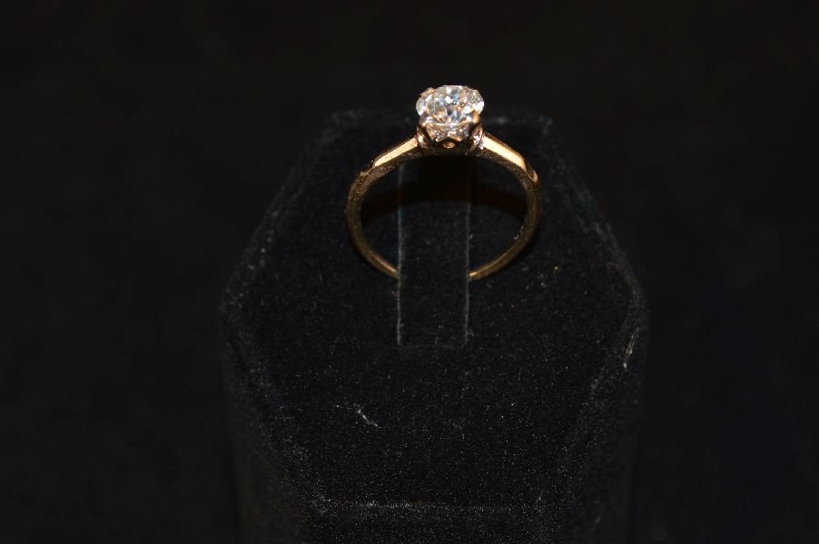 14k White Gold and Diamond Solitaire Style Ring: 14k White Gold and Diamond Solitaire Style Ring. Come with value appraisal form
