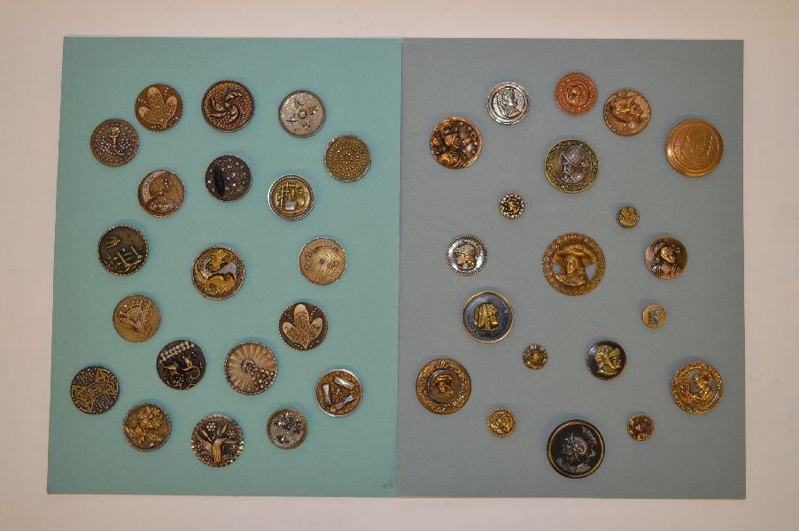 LOT OF TWO CARDED VICTORIAN BUTTON GROUPINGS: LOT OF TWO CARDED VICTORIAN BUTTON GROUPINGS.