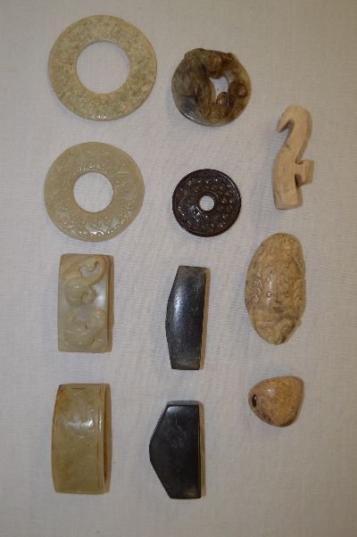 11 PCS. CARVED JADE AND HARDSTONE BUCKLES AND DISCS: 11 PCS. CARVED JADE AND HARDSTONE BUCKLES AND DISCS