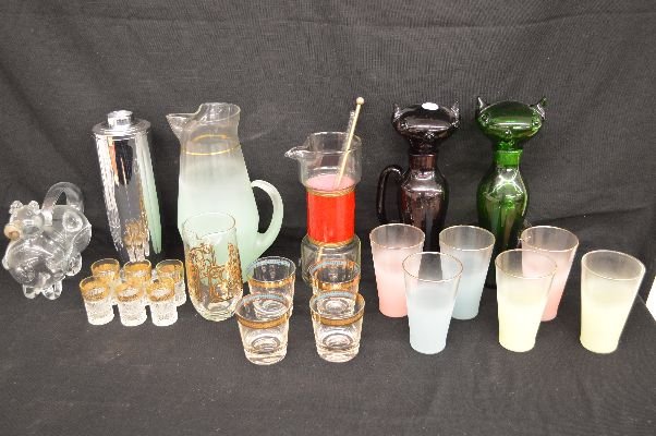 GROUP OF MID CENTURY COCKTAIL ITEMS, INCLUDE: 2 BLENKO: GROUP OF MID CENTURY COCKTAIL ITEMS, INCLUDE: 2 BLENKO CATTECANTERS 12"
