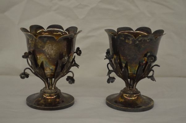 2 ORNATE STERLING SILVER EGG CUPS: 2 ORNATE STERLING SILVER EGG CUPS 104.9 gm.