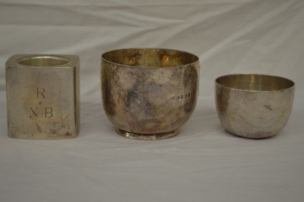 2 HALLMARKED HAND HAMMERED BEAKERS AND A BLACK STARR: 2 HALLMARKED HAND HAMMERED BEAKERS AND A BLACK STARR AND FROST CANDLE HOLDER; 15.12 TROY oz