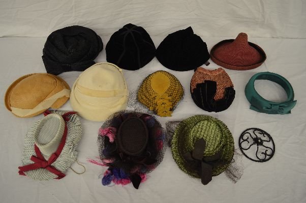 COLLECTION OF LADIES VINTAGE MINI HATS, 11 19TH AND: COLLECTION OF LADIES VINTAGE MINI HATS, 11 19TH AND 20TH CENT HATS