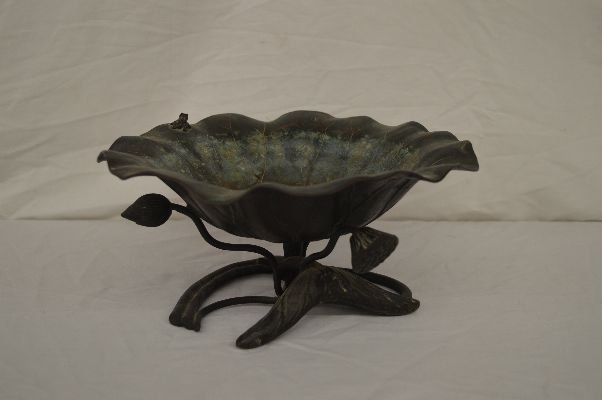 JAPANESE BRONZE FOOTED LILLY PAD FORM BIRD BATH: JAPANESE BRONZE FOOTED LILLY PAD FORM BIRD BATH