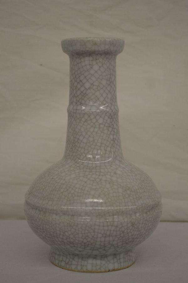 CHINESE QING DYNASTY WHITE GLAZED PORCELAIN VASE BLUE (1 of 2)