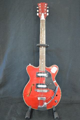 GIBSON STYLE 1960S HOLLOW BODY ELECTRIC GUITAR: GIBSON STYLE 1960S HOLLOW BODY ELECTRIC GUITAR. LATE SIXTIES TO SEVENTIES VINTAGE. JAPANESE MANUFACTURE. NO OTHER IDENTIFYING MARKS. WORKING CONDITION.