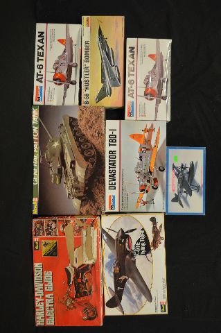 8 REVELL AND OTHER MAKERS UNNMADE MODEL AIRPLANE LOT: 8 REVELL AND OTHER MAKERS UNNMADE MODEL AIRPLANE LOT