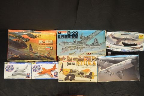 7 REVELL AND OTHER MAKERS UNNMADE MODEL AIRPLANE LOT: 7 REVELL AND OTHER MAKERS UNNMADE MODEL AIRPLANE LOT