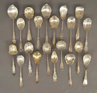 17 VICTORIAN STERLING SILVER FANCY SUGAR SHOVELS (1 of 2)