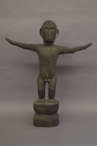 CARVED AFRICAN OR POLYNESIAN SCULPTURE OF A MAN: CARVED AFRICAN OR POLYNESIAN SCULPTURE OF A MAN