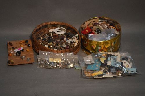 LARGE LOT OF LOOSE AND CARDED BUTTONS (1 of 1)