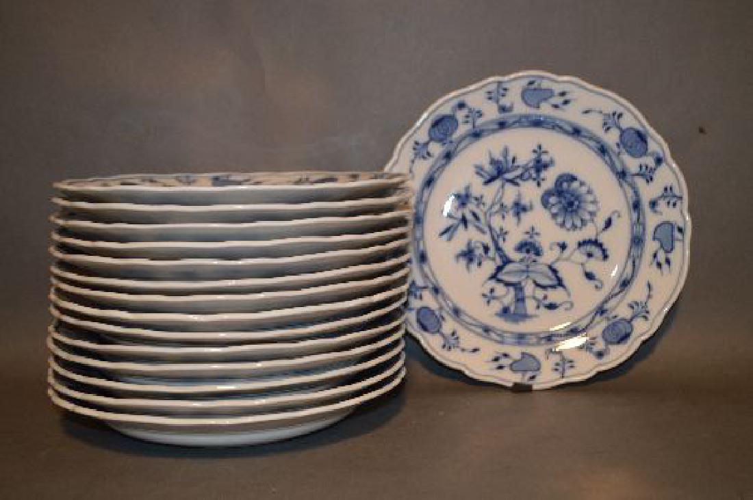 15 9.75" MEISSEN BLUE ONION DINNER PLATES: 15 9.75" MEISSEN BLUE ONION DINNER PLATES