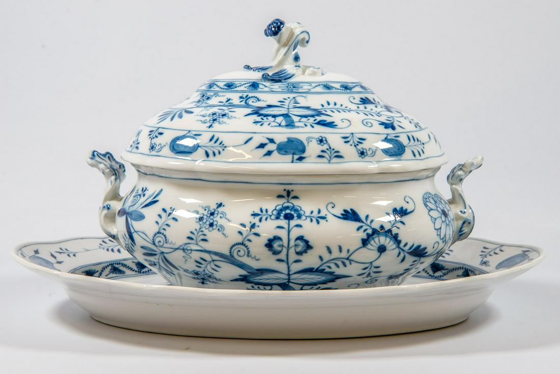 Large Soup Tureen, marked with crossed swords, Meissen (1 of 7)