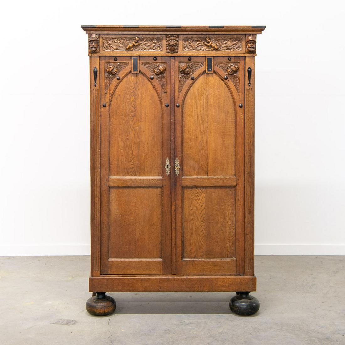 Zaans hand scuptured cabinet, 18th century. Length:: Handgesculpteerd Zaans meubel, 18e eeuw. Lengte: 107 cm, Breedte: 45 cm, Hoogte: 171 cm, Diameter: 0 cm Description (ENGLISH): Zaans hand scuptured cabinet, 18th century. Length: 107 cm , Width: 45 cm