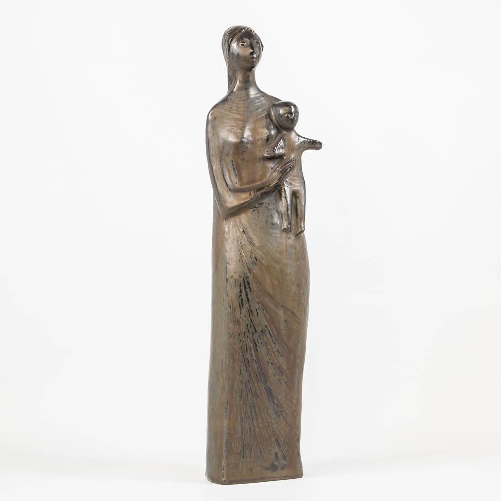 Elie VAN DAMME (1928) Rogier Vandeweghe, for Amphora,: Elie van Damme, Rogier Vandeweghe, Amphora, Madona with Child. Marked on base and with original sticker on the back. (8 x 13 x 56,5 cm)