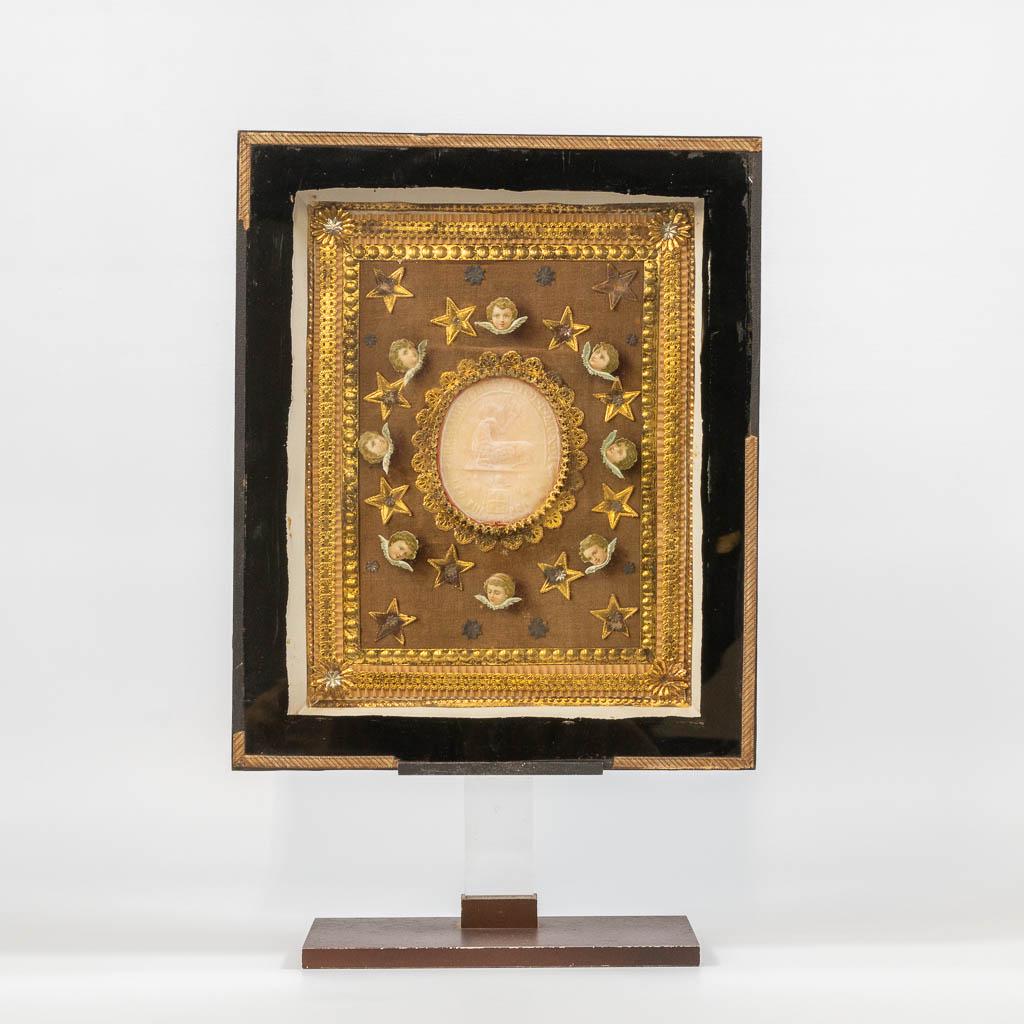 An Antique 1903 Agnus Dei wax seal with Lamb of God: Antique 1903 Agnus Dei wax seal with Lamb of God (3 x 27 x 32,7 cm)