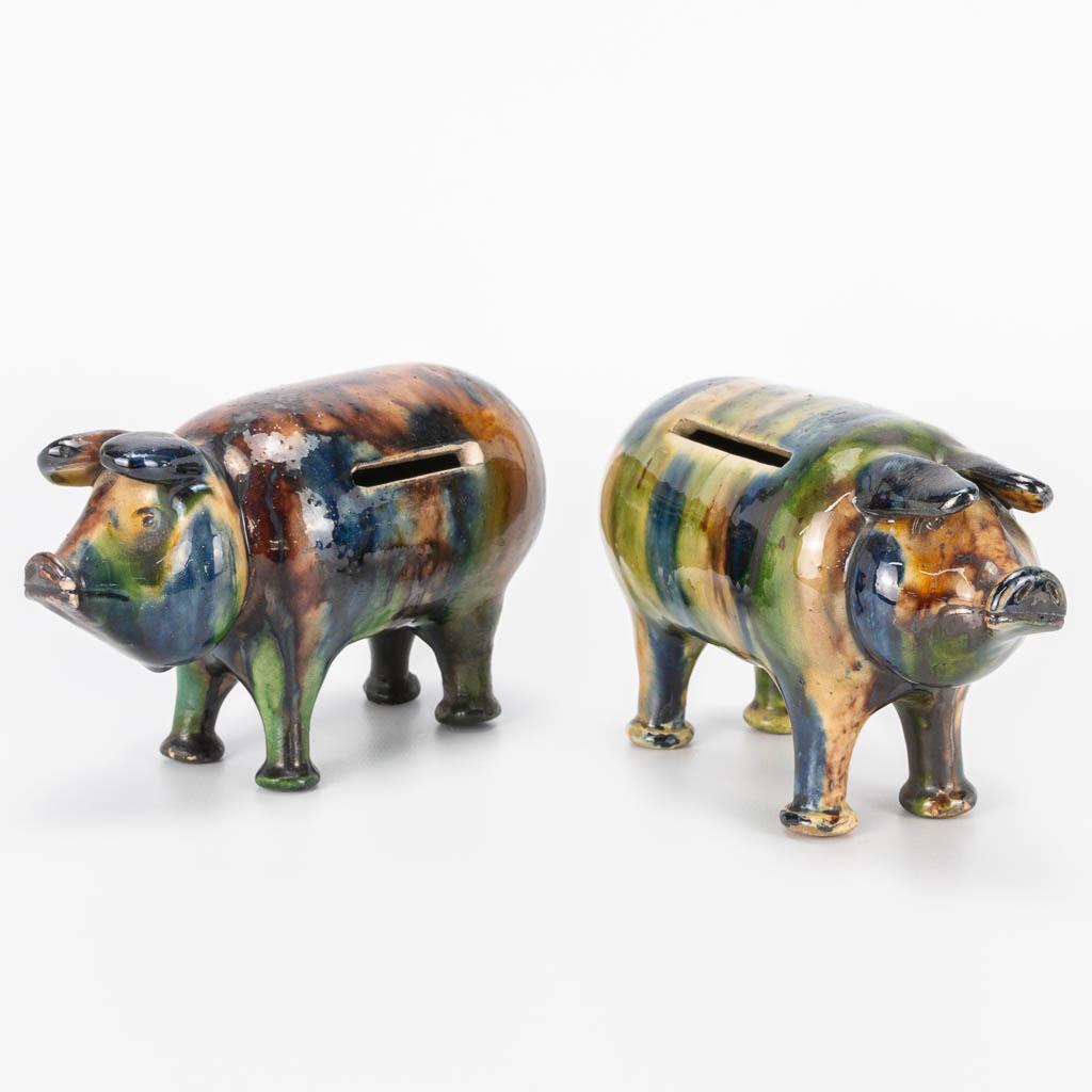 A collection of 2 Piggy banks made of Flemish: A collection of 2 Piggy banks made of Flemish Earthenware and probably made by Caessens in Kortrijk. Marked 'Made in Belgium'. (7 x 15 x 9,5 cm)