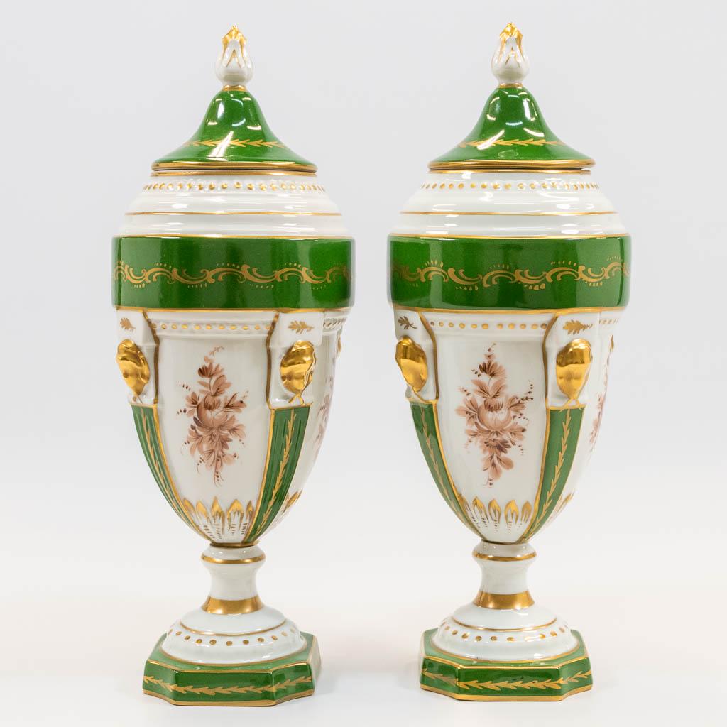 A pair of porcelain urns with lid, handpainted flower (1 of 13)