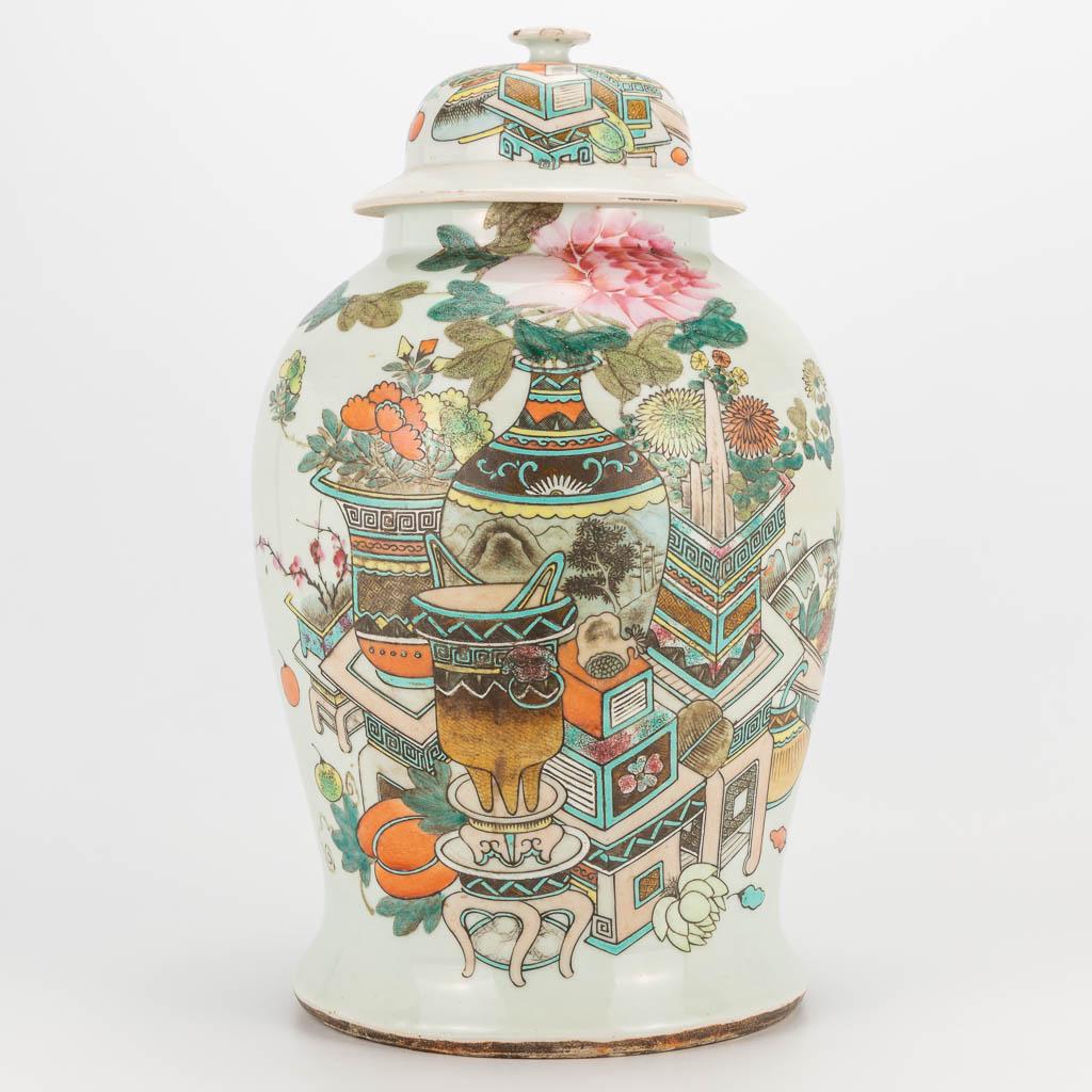 A Chinese porcelain vase with lid, decor of 100: A Chinese porcelain vase with lid, decor of 100 antiquities. 19th/20th century. (43 x 27 cm)