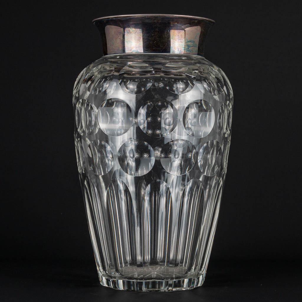 A large vase made of cut crystal with a silver rim,: A large vase made of cut crystal with a silver rim, marked A835. (31,5 x 20 cm)
