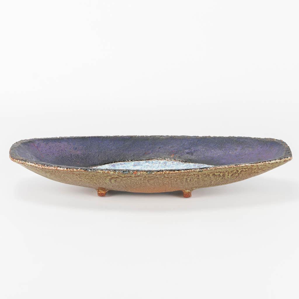 Rogier VANDEWEGHE (1923-2020) Een vide poche bowl made: Rogier VANDEWEGHE (1923-2020) Een vide poche bowl made of purple ceramics and marked. Period 1956-1959. (14 x 29 x 4 cm)