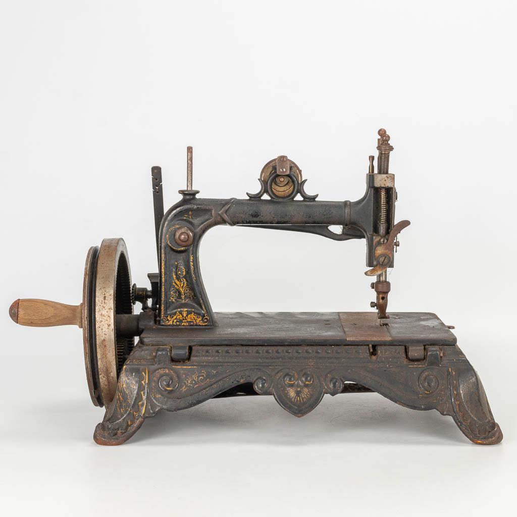 A antique small sewing machine. Around 1900. Bremer en (1 of 9)