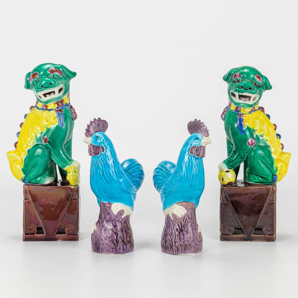 A pair of Foo dogs and chicken made of Chinese: A pair of Foo dogs and chicken made of Chinese porcelain. (5,5 x 9 x 21 cm)