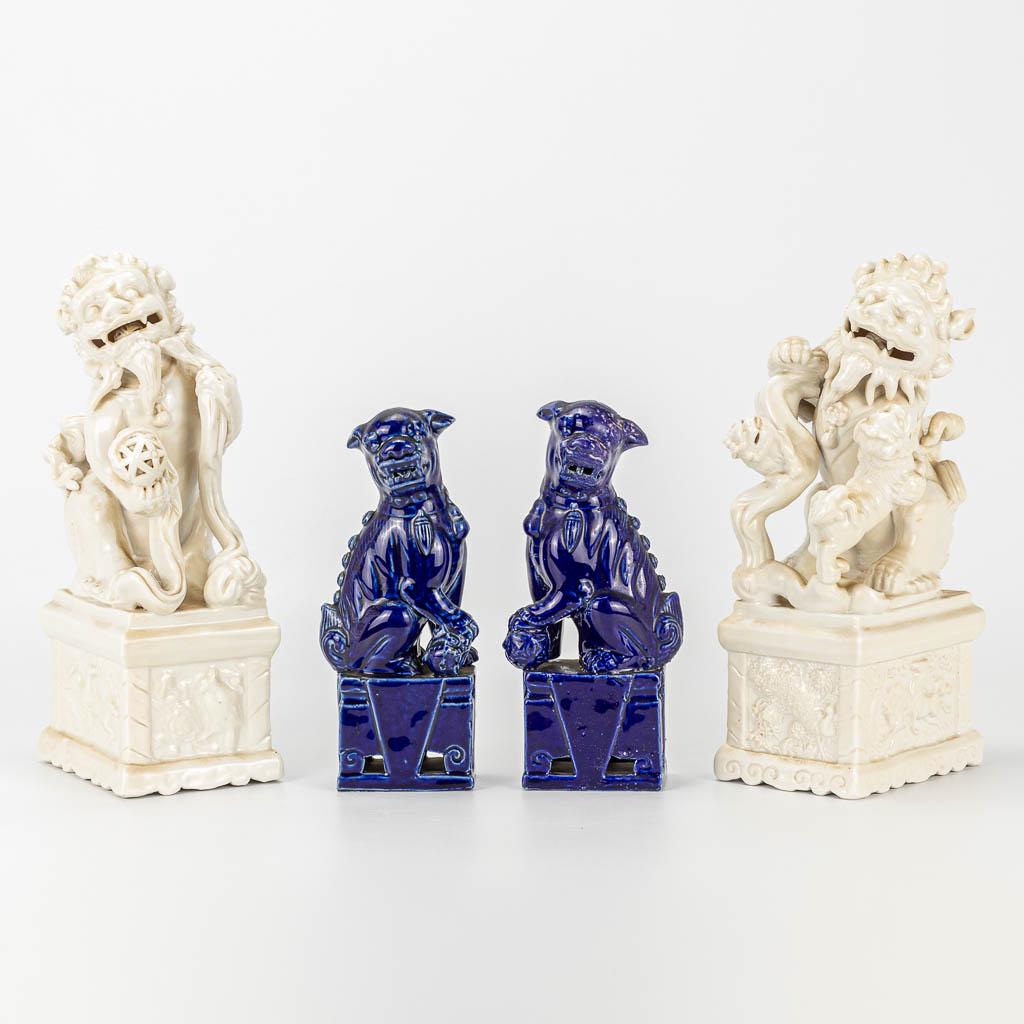 A collection of 2 pairs of Foo dogs, made of Chinese: A collection of 2 pairs of Foo dogs, made of Chinese porcelain with white and blue glaze. (7,5 x 13 x 23 cm)
