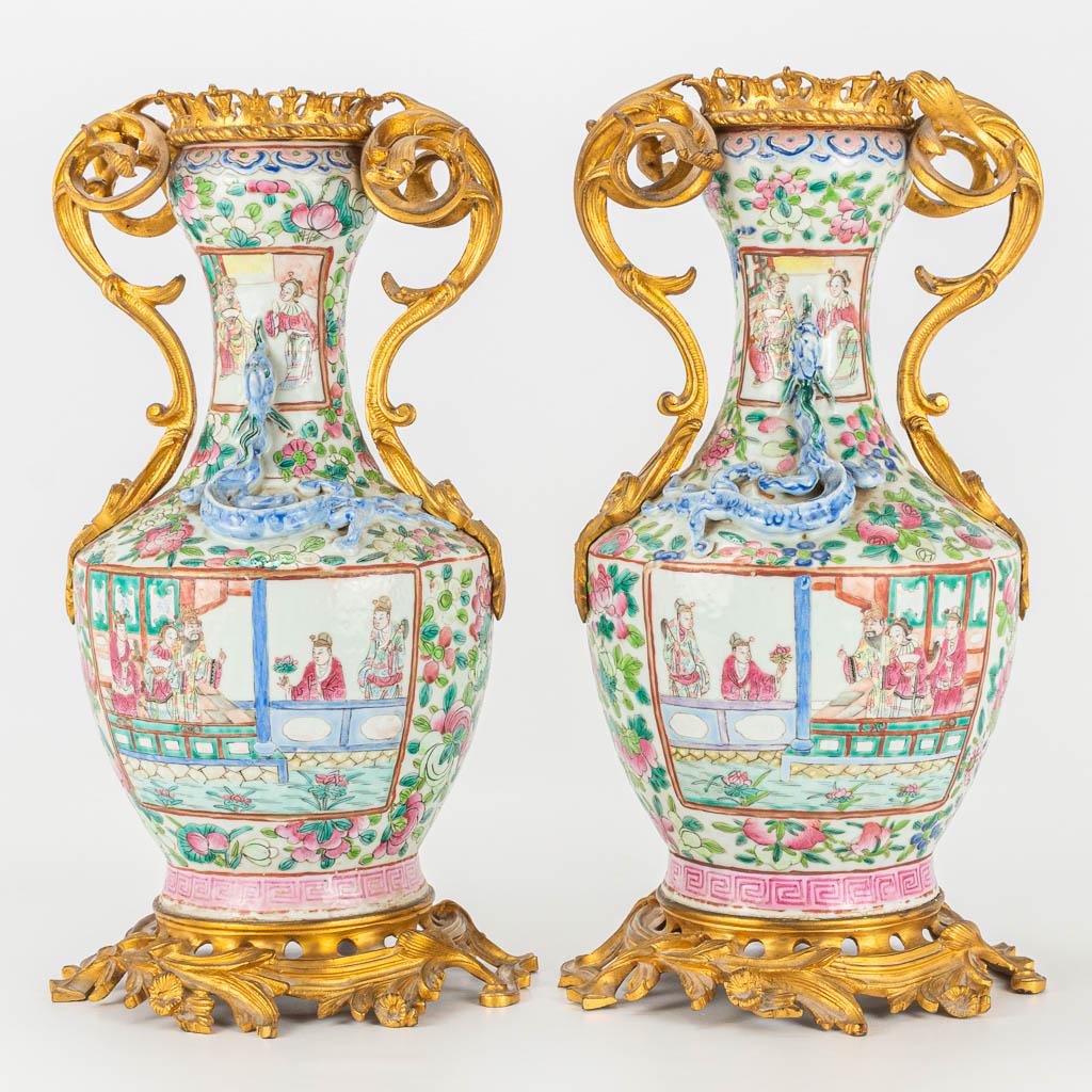 A pair of bronze mounted porcelain vases made of: A pair of bronze mounted porcelain vases made of Chinese porcelain. 19th/20th century. (39 x 20 cm)