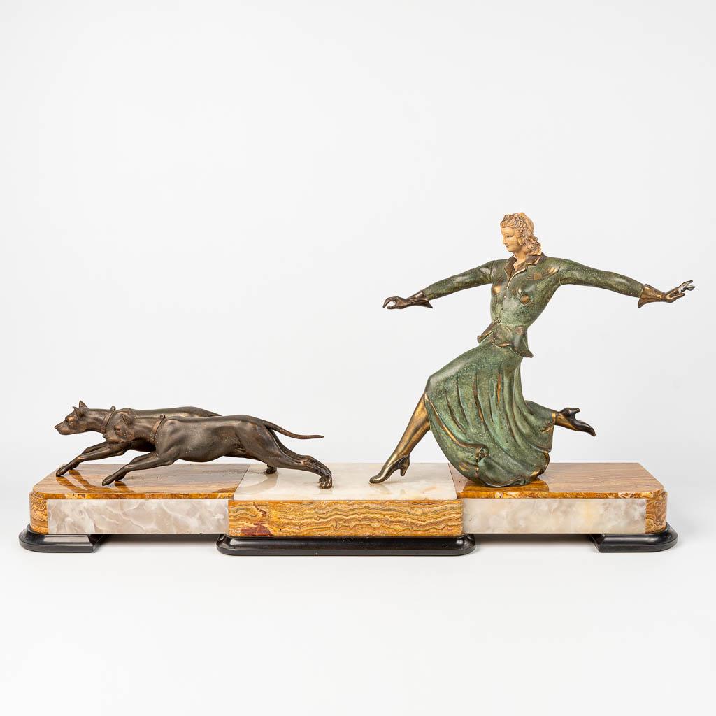 Jacques LIMOUSIN (XX) A lady with dogs made of spelter: Jacques LIMOUSIN (XX) A lady with dogs made of spelter during the art deco period, the first half of the 20th century. Condition: dog's leg broken. (21 x 91 x 47 cm)